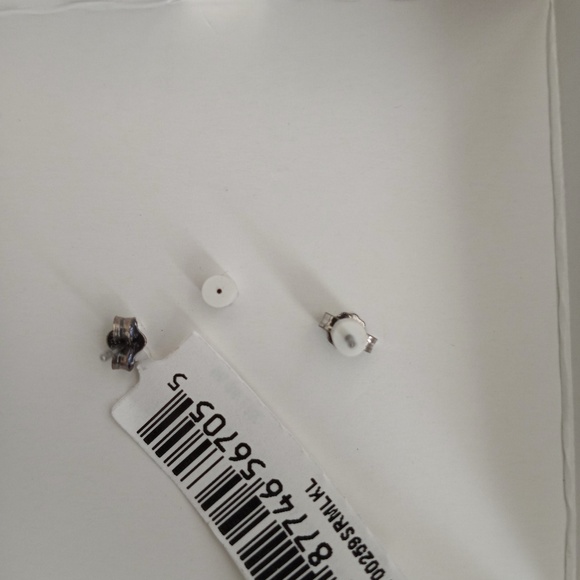 NIB HELLO KITTY Crystal Stud Earrings - Picture 3 of 4